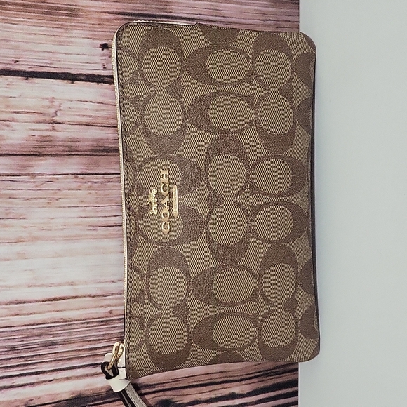 Coach Women's Corner Zip Wristle In Canvas Leather ( Like New) - Picture 2 of 9